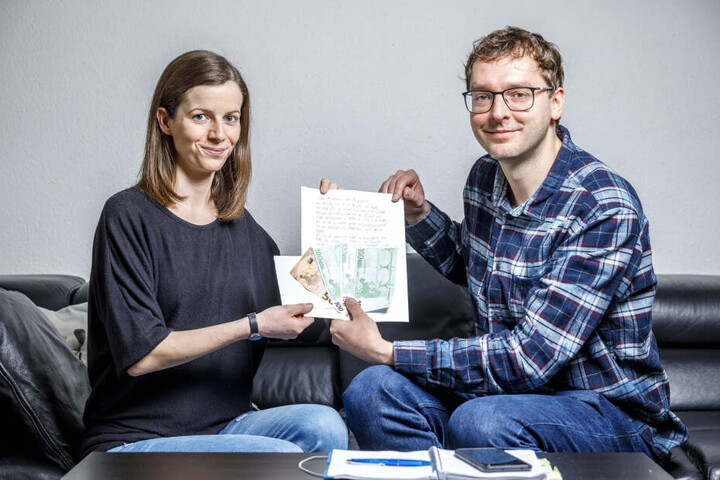 TAG24-Reporter Hermann Tydecks (35) übergab Mutter Marie Lorentschk (34) die letzten Spendengelder.