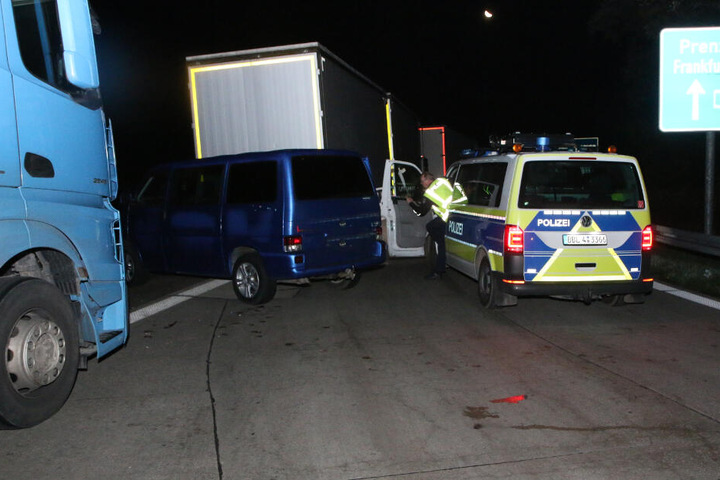 Ein Polizist steigt aus dem Auto.