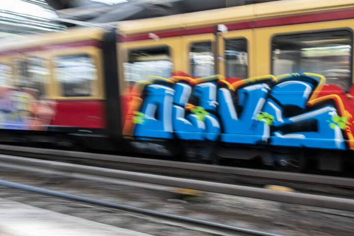 Der Mann saß zuvor auf den Gleisen. (Symbolbild)