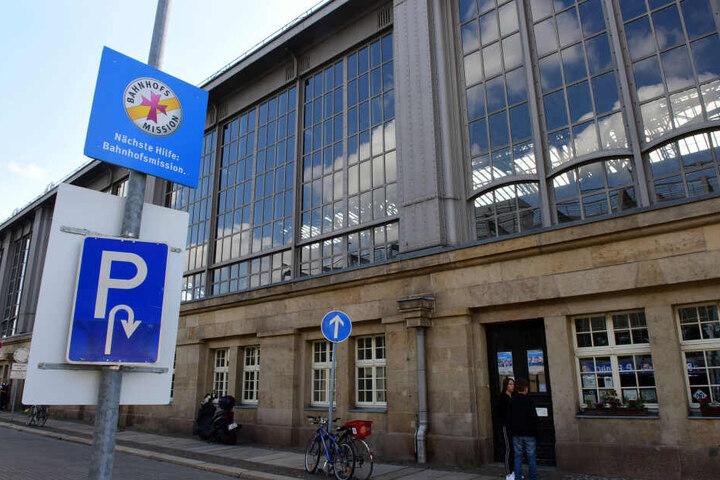 Unweit des Hauptbahnhofs hatte ein Unbekannter zehn Euro unter den Scheibenwischer eines Polizeifahrzeugs gesteckt.