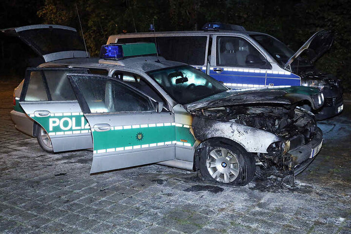 Die Einsatzwagen sind nicht mehr einsatzbereit. Der Sachschaden beläuft sich auf mehrere zehntausend Euro.