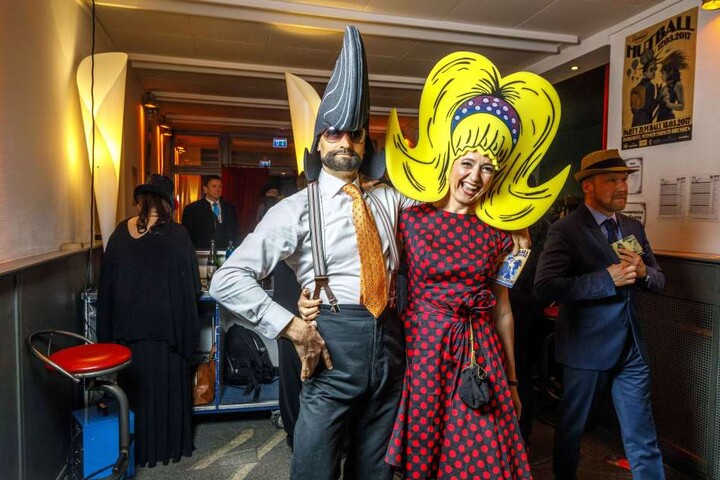 XXL-Haarpracht: MDR-Moderatorin Anja Koebel (49) ritt mit einem „Leningrad
Cowboy“ ein.