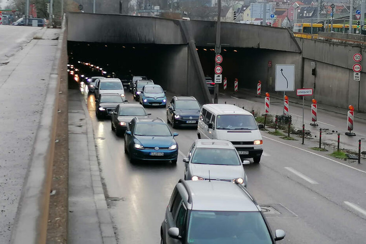 Auf der B14 bildet sich Stau.