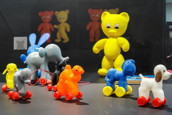Lamm, Esel, Hund, Kamel und Elefant - alles aus Kunststoff. Der gelbe Teddy eroberte trotz materialbedingter Hartleibigkeit die Kinderzimmer.