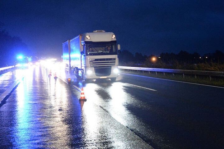 Der rechte der drei Fahrstreifen wurde abgesperrt.