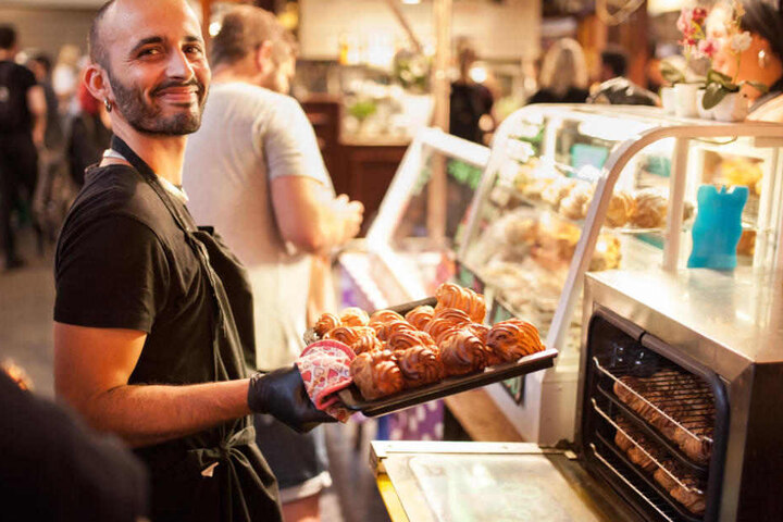 Auf dem Berliner Naschmarkt werden am Sonntag kulinarische Köstlichkeiten passend zu Ostern angeboten.