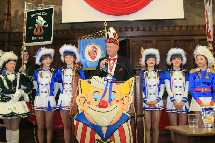 Präsident Thomas L. Kemmerich begrüßte die Narren zur Ratssitzung.