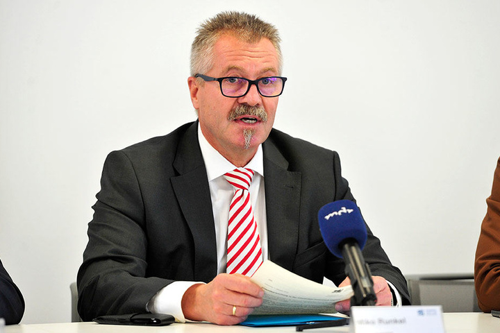 Eine nicht genehmigte Plakatierung bleibt ohne Folgen, räumt Bürgermeister Miko Runkel (58, parteilos) in einer Ratsanfrage ein.