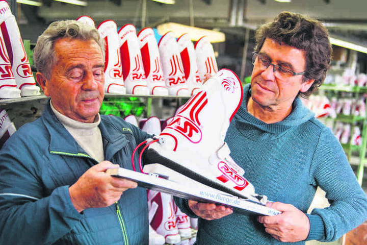 Volkmar Rass (81, l.) und sein Sohn Tom (57), aktueller Firmeninhaber, zeigen den Prototypen einer neuen Skibindung.