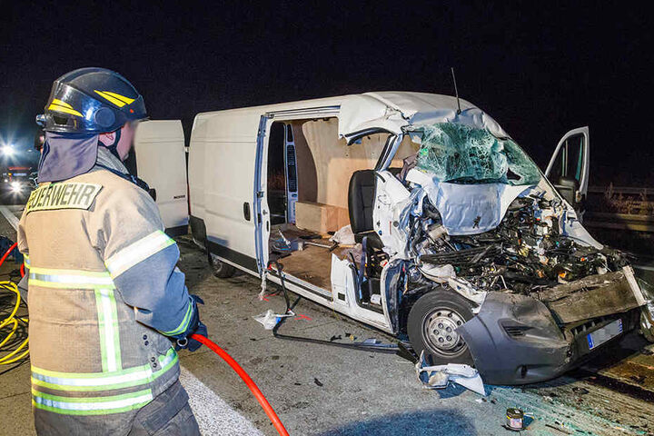 Der Transporter wurde bei dem Auffahrcrash vollkommen zerstört.