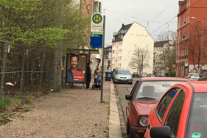 An der Haltestelle Schwartzestraße im Südwesten der Stadt stehen ahnungslose Fahrgäste. Da die Haltestelle über keine digitale Anzeige verfügt, wissen die Leute nicht, dass die LVB-Mitarbeiter an diesem Freitag streiken.