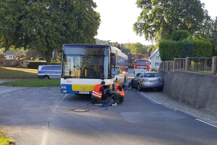Der Mazda und der Linienbus krachten frontal zusammen.