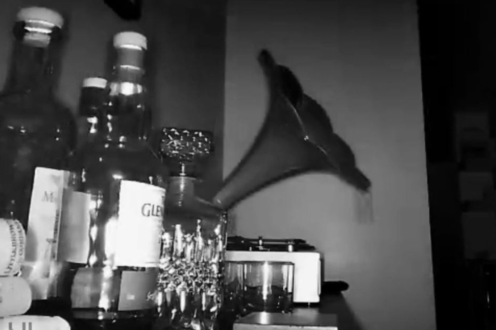 Die Kamera drehte sich danach wie von Geisterhand Richtung Hausbar.