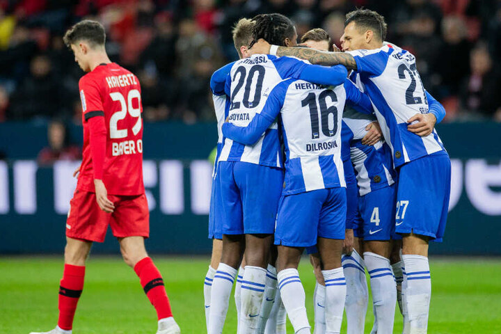Davie Selke jubelt mit seinen Kollegen über das 1:0 von Karim Rekik bei Bayer Leverkusen.