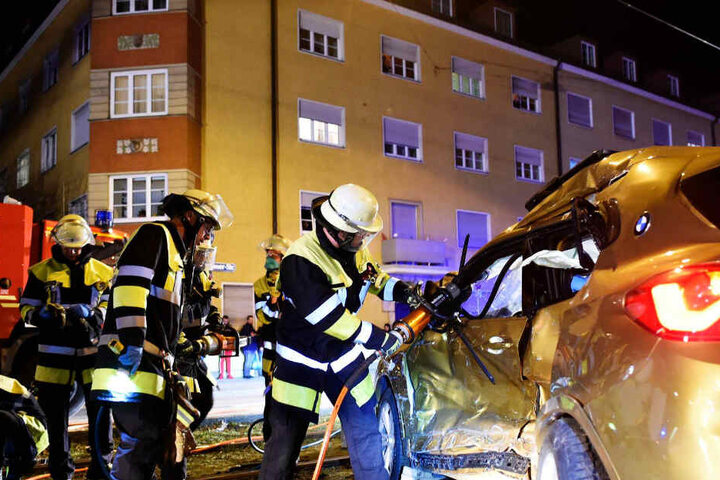 Die Feuerwehr entfernte die Fahrertür.