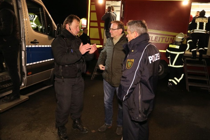 Bürgermeister Jürgen Opitz (Mitte) bespricht mit den Einsatzkräften die Lage.