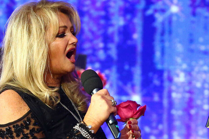 ... keine Geringere als Rockröhre Bonnie Tyler (67) hat Lanny als Support für einige Konzerte ihrer Europa-Tour gebucht!