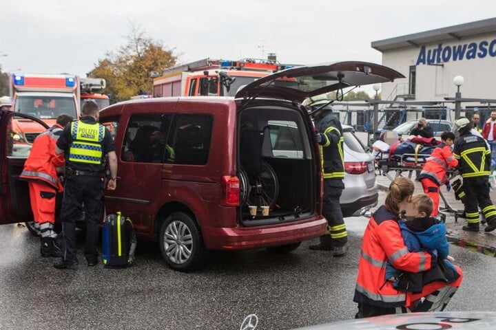 Der Rollstuhlfahrer kam ins Krankenhaus, die anderen Insassen blieben unverletzt.