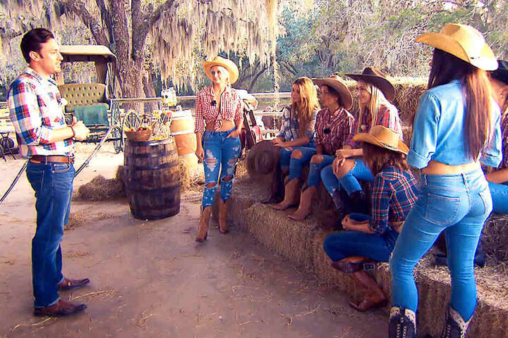 Standesgemäße Outfits beim Bachelor (links) und den sieben verbliebenen Kandidatinnen in Texas.