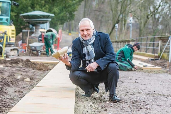 Schlossherr Ulrich Finger (62) hübscht jetzt die Südterrasse des Prachtbaus auf.