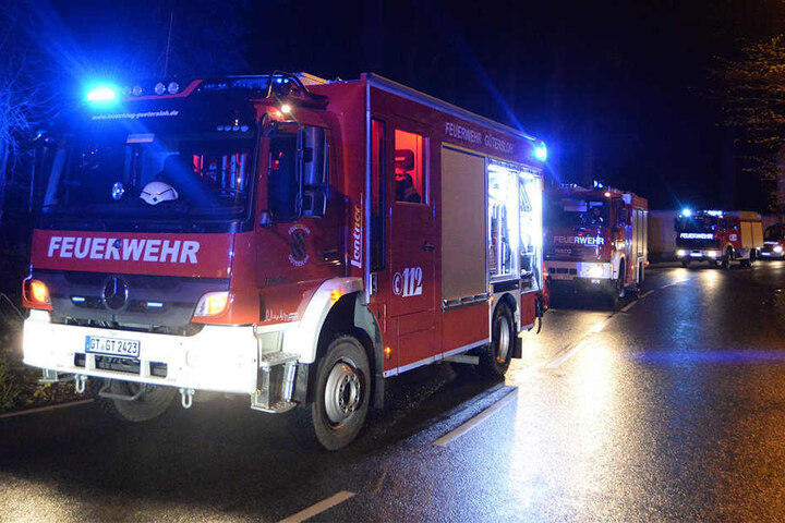 Die Feuerwehr rückte mit mehreren Einsatzfahrzeugen an.