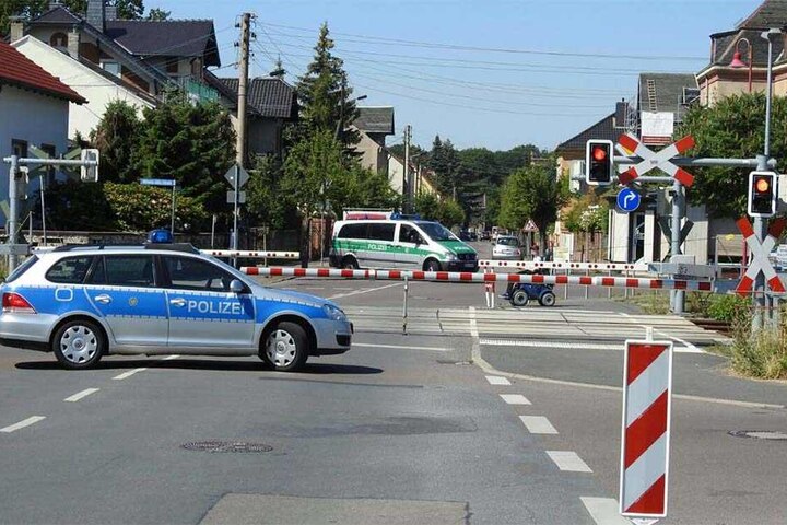 Die Polizei sichert einen Bahnübergang in Naunhof im Landkreis Leipzig. Durch die defekten Signalanlagen in Leipzig geht auch hier nichts mehr.