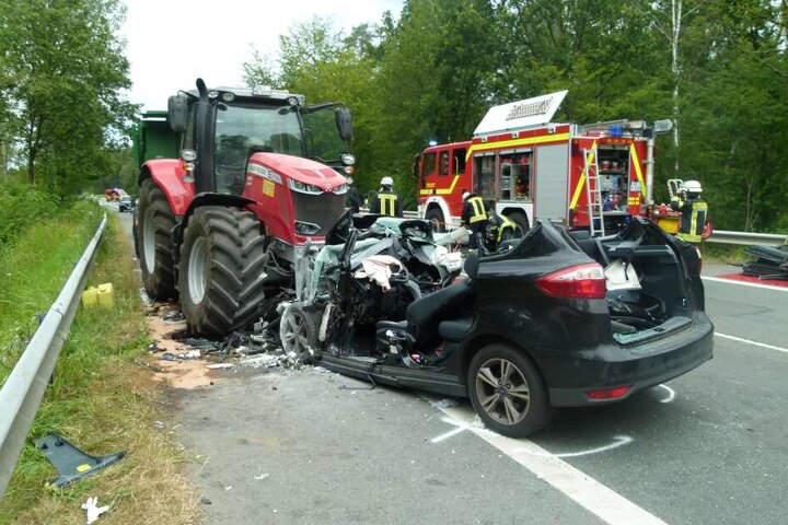 Der Autofahrer starb an der Unfallstelle.