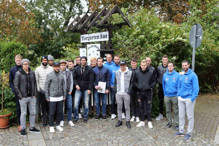 Besuch im Auer Zoo: Trainer und Spieler des FCE übernahmen Patenschaften.