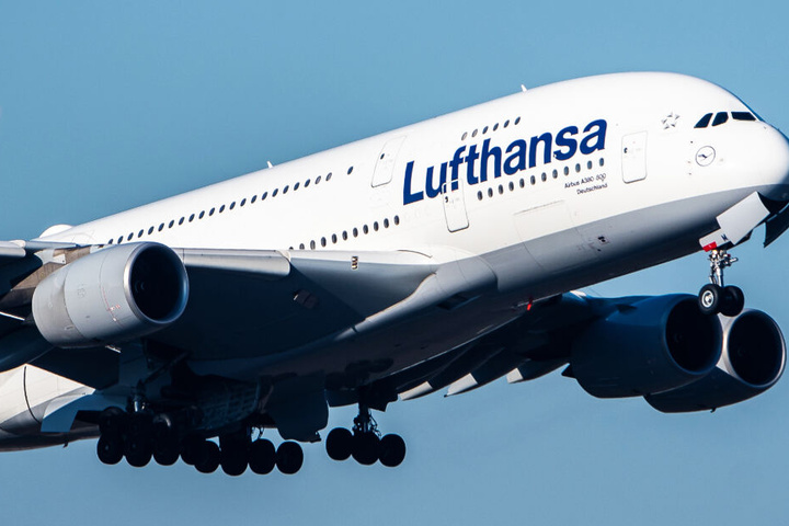 Eine Lufthansa-Maschine des Typs A380 musste auf dem Weg von München nach Miami umkehren. (Symbolbild)