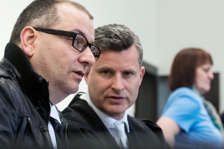 Auf der Anklagebank: Wilfried W. (l.), sein Anwalt Detlev Binder und die Angeklagte Angelika W..