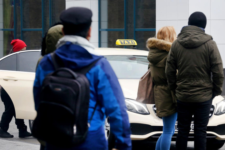 Der Warnstreik sorgt für ein gutes Geschäft bei Taxi-Fahrern. Hier in Duisburg am Hauptbahnhof.