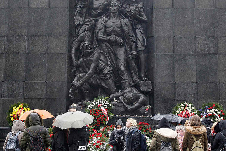 Besucher stehen vor dem Denkmal des Warschauer Aufstandes. Polen und Israel streiten weiterhin um die Auslegung des in Kraft getretenen polnischen Holocaust-Gesetzes.
