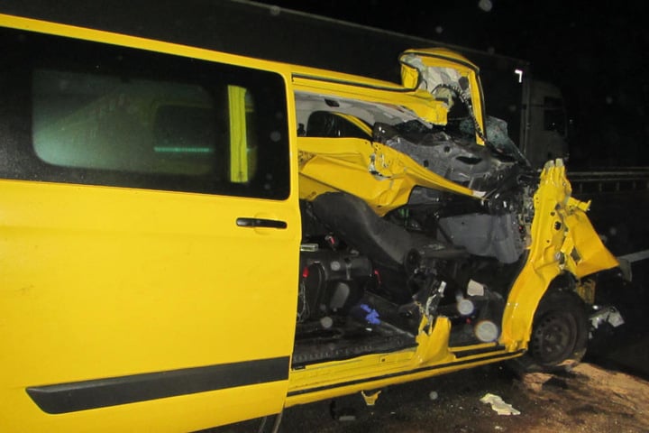 Der Unfallverursacher und der Lasterfahrer blieben unverletzt.
