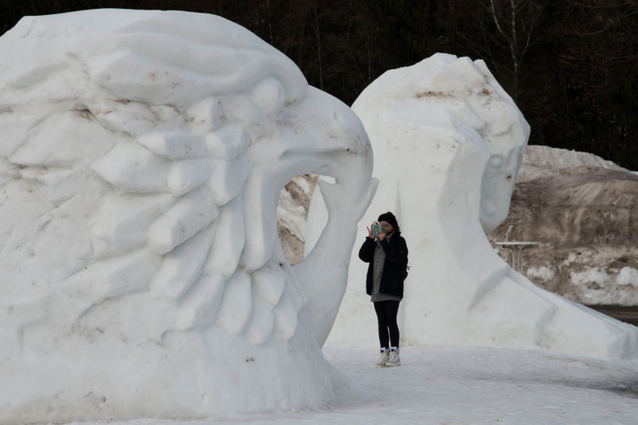 So ein Greifvogel aus Schnee sieht man auch nicht alle Tage.