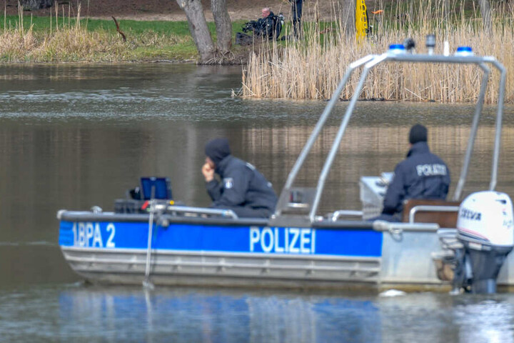 Die Wasserschutzpolizei barg den Leichnam der 33-Jährigen aus dem Gewässer. (Symbolbild)