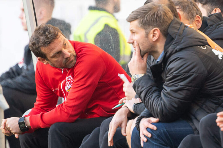 Weinzierl (links) und Thomas Hitzlsperger (rechts) am Samstag beim Spiel gegen Leipzig.