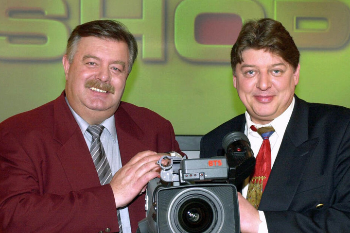 Ein Bild vergangener Tage. Harry Wijnvoord (l.) und Walter Freiwald, stehen auf einer Pressekonferenz in Köln vor dem Logo ihrer gleichnamigen Sendung.