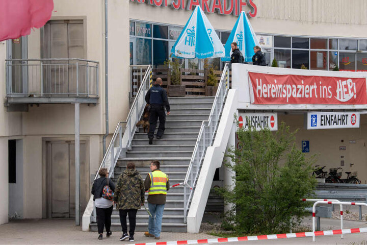 Eine Bombendrohung für das Holzkirchen Einkaufsparadies hat am Freitag für Aufregung gesorgt.