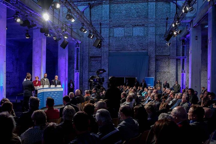 Bei der Leserdebatte der "Freien Presse" mit ausgewählten Bürgern musste sich Merkel kritische Stimmen zur Flüchtlingspolitik gefallen lassen. Insgesamt verlief die Debatte aber sachlich und mit wenigen Ausnahmen unaufgeregt.