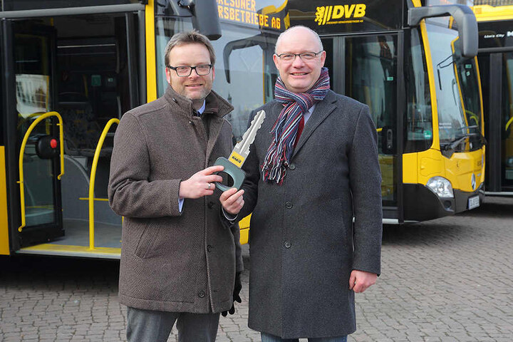 Freuen sich über die neuen Mega-Busse: DVB-Marketingchef Martin Gawalek (40,
l.) und Bus-Chef Robert Roch (47).