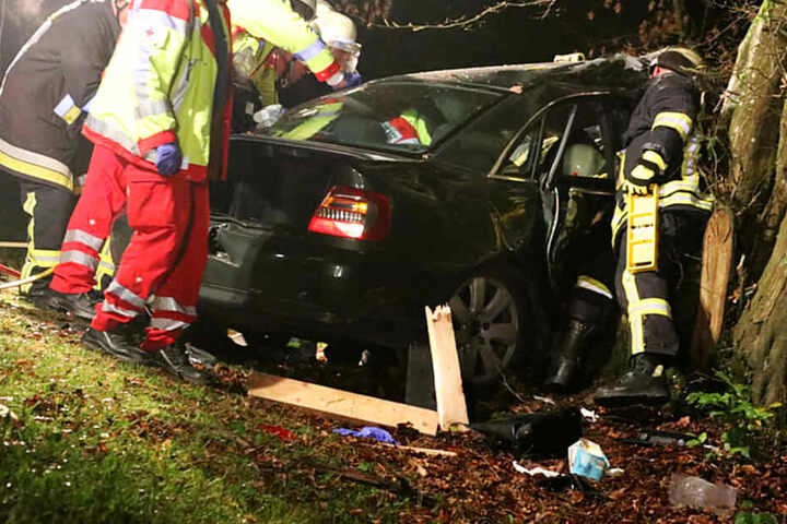 Die Feuerwehr musste die Autoinsassen aus dem Wagen befreien.