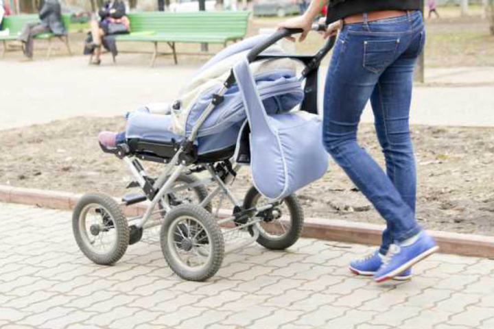 Ob die Mutter bei Grün die Straße überquert hat, ist noch unklar.