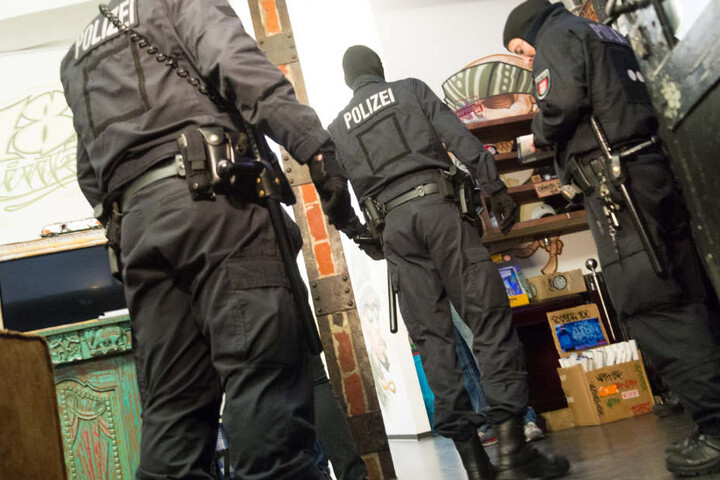 Bei der letzten Razzia gegen die Gruppe wurden Waffen, Drogen und jede Menge Bargeld sichergestellt.