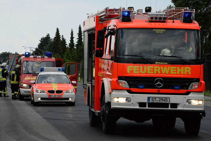 Die Feuerwehr war damit beschäftigt, ausgelaufene Betriebsstoffe von der Straße zu entfernen.