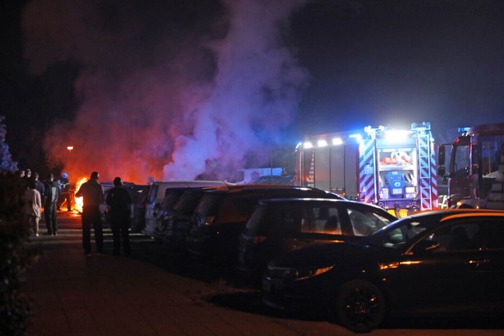 Die Polizei geht von Brandstiftung aus.