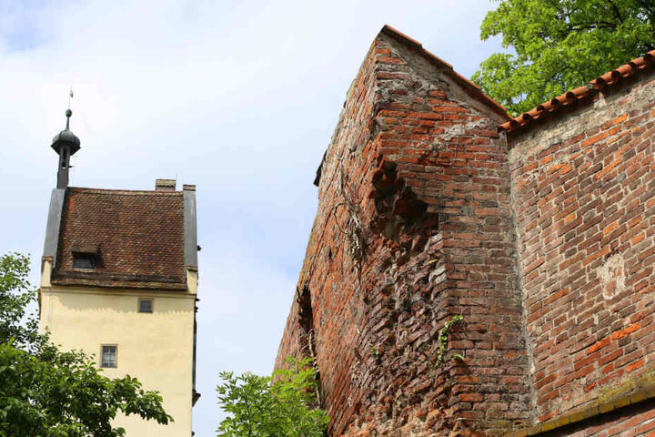Der Zahn der Zeit hat an dem mittelalterlichen Bauwerk ordentlich genagt.