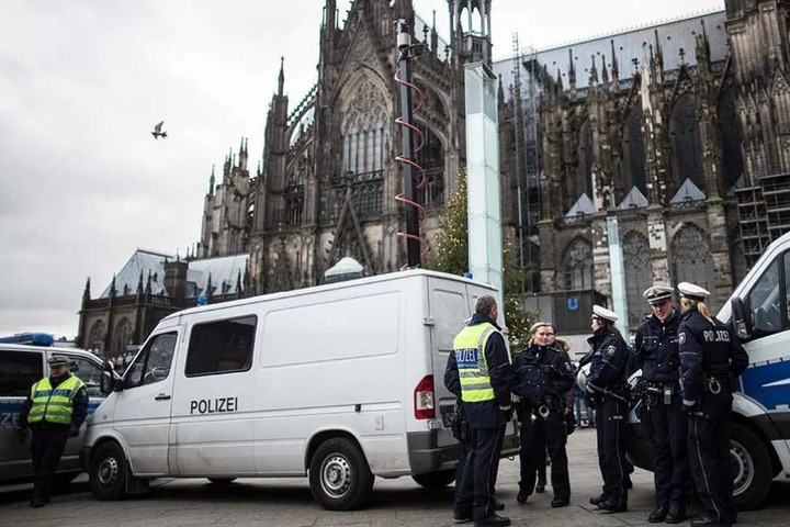 Ein Videowagen mit ausfahrbarem Kameramast vor dem Kölner Dom. Ähnliche Geräte werden bald auch in Berlin eingesetzt.