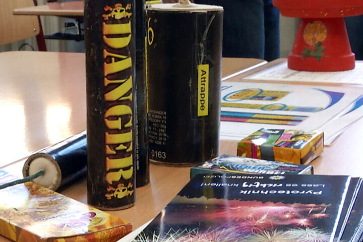 Das Pyro-Anschauungsmaterial hatten die Polizisten mitgebracht.