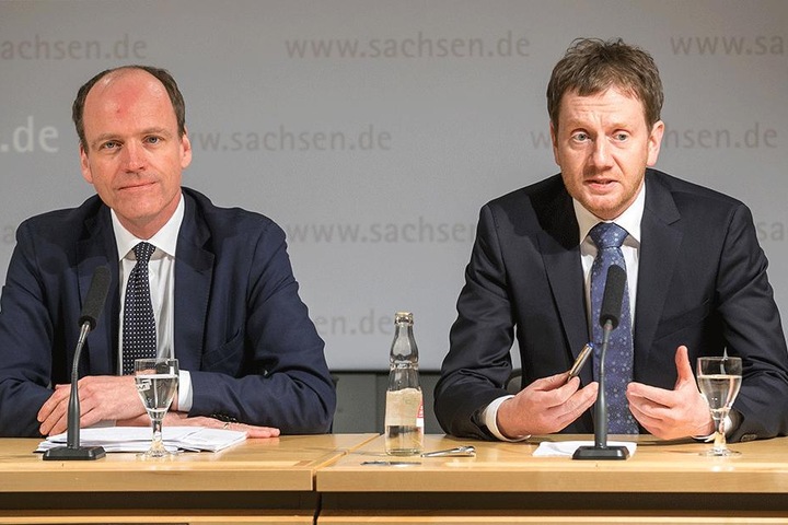 Michael Kretschmer (42, r.) und Finanzminister Matthias Haß (50, beide CDU) präsentieren erste Skizzen für die Ausgaben des Freistaates 2019 und 2020.