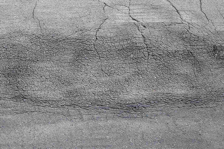 Auf der Kreuzstraße am Dresdner Rathaus zeigen sich Hitzebeulen in dem erwärmten Asphalt.